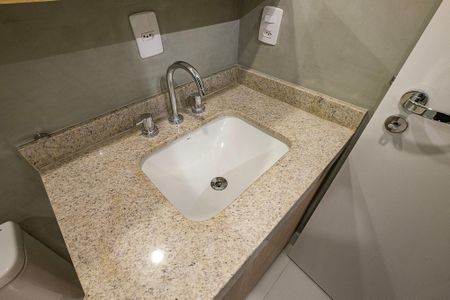 Banheiro de kitnet/studio para alugar com 1 quarto, 28m² em Sumaré, São Paulo