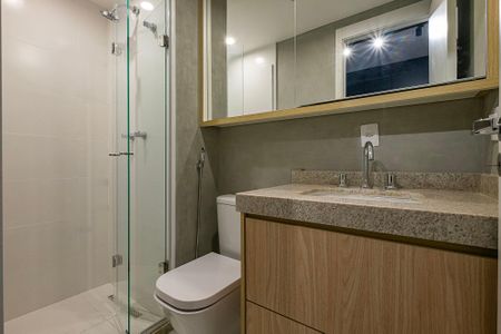 Banheiro de kitnet/studio para alugar com 1 quarto, 28m² em Sumaré, São Paulo