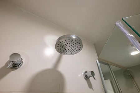 Banheiro de kitnet/studio para alugar com 1 quarto, 28m² em Sumaré, São Paulo