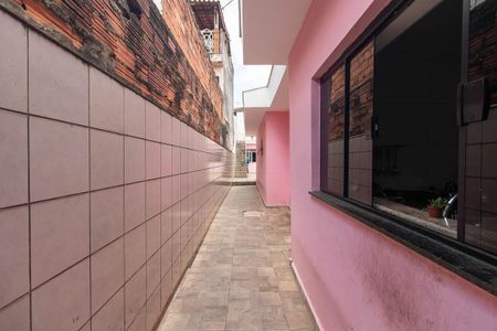 Casa à venda com 270m², 4 quartos e 6 vagas Casa à venda com 270m², 4 quartos e 6 vagasCorredor externo