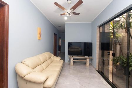 Casa à venda com 270m², 4 quartos e 6 vagas Casa à venda com 270m², 4 quartos e 6 vagasSala de TV