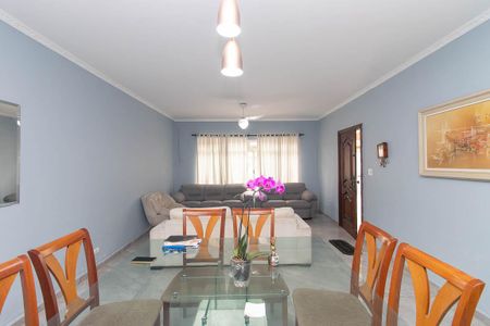 Casa à venda com 270m², 4 quartos e 6 vagas Casa à venda com 270m², 4 quartos e 6 vagasSala