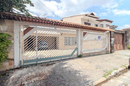 Casa à venda com 270m², 4 quartos e 6 vagas Casa à venda com 270m², 4 quartos e 6 vagasFachada