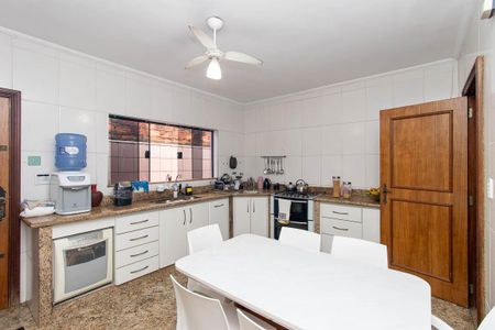 Casa à venda com 270m², 4 quartos e 6 vagas Casa à venda com 270m², 4 quartos e 6 vagasCozinha
