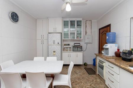 Casa à venda com 270m², 4 quartos e 6 vagas Casa à venda com 270m², 4 quartos e 6 vagasCozinha