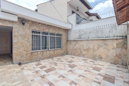 Casa à venda com 270m², 4 quartos e 6 vagas Casa à venda com 270m², 4 quartos e 6 vagasGaragem
