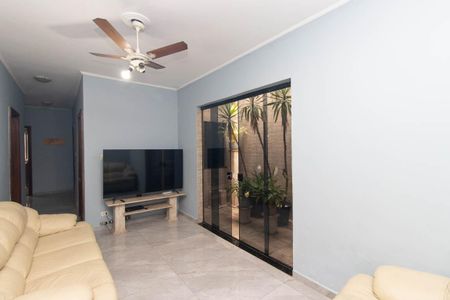 Casa à venda com 270m², 4 quartos e 6 vagas Casa à venda com 270m², 4 quartos e 6 vagasSala de TV