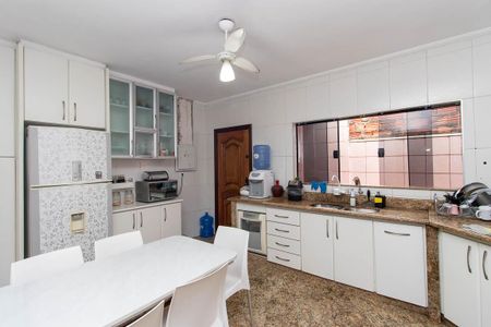 Casa à venda com 270m², 4 quartos e 6 vagas Casa à venda com 270m², 4 quartos e 6 vagasCozinha