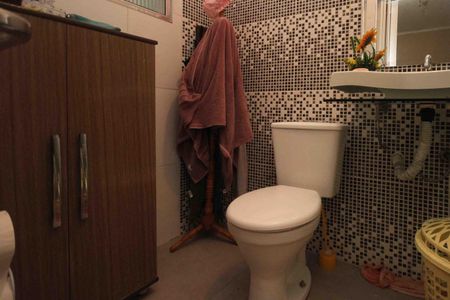 Casa à venda com 59m², 5 quartos e 1 vaga Casa à venda com 59m², 5 quartos e 1 vagaBanheiro da Suite