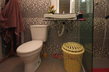 Casa à venda com 59m², 5 quartos e 1 vaga Casa à venda com 59m², 5 quartos e 1 vagaBanheiro da Suite