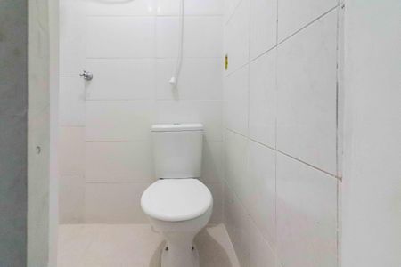 Banheiro de kitnet/studio para alugar com 1 quarto, 25m² em Jardim Bonfiglioli, São Paulo