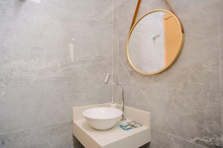 Banheiro de kitnet/studio para alugar com 1 quarto, 26m² em Vila Zilda, São Paulo