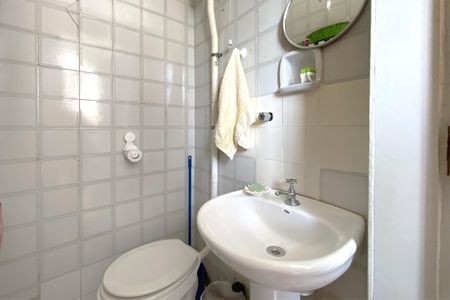 Apartamento à venda com 110m², 2 quartos e sem vaga Apartamento à venda com 110m², 2 quartos e sem vagaBanheiro de serviço