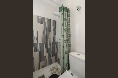 Banheiro de apartamento para alugar com 1 quarto, 48m² em Morro Santana, Porto Alegre