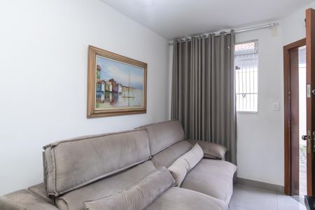 Sala de casa à venda com 3 quartos, 88m² em Heliópolis, Belo Horizonte