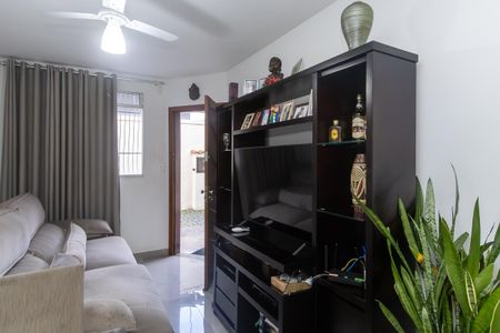 Sala de casa à venda com 3 quartos, 88m² em Heliópolis, Belo Horizonte