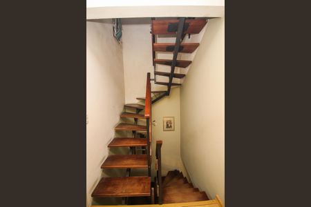 Casa de condomínio à venda com 118m², 3 quartos e 2 vagasEscada