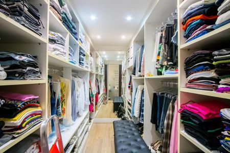 Casa à venda com 250m², 3 quartos e 3 vagas Casa à venda com 250m², 3 quartos e 3 vagasCloset do quarto 1