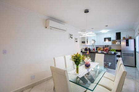 Casa à venda com 250m², 3 quartos e 3 vagas Casa à venda com 250m², 3 quartos e 3 vagasCopa