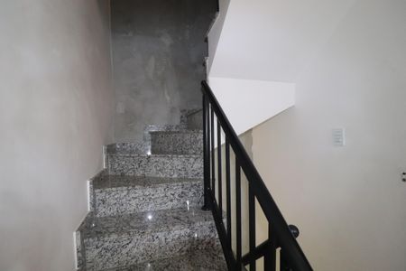 Escada de casa para alugar com 2 quartos, 140m² em Parque das Nações, Santo André