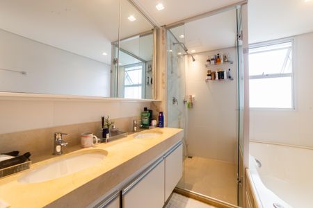 Apartamento à venda com 204m², 4 quartos e 4 vagasBanheiro da Suíte