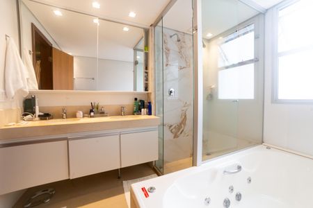 Apartamento à venda com 204m², 4 quartos e 4 vagasBanheiro da Suíte