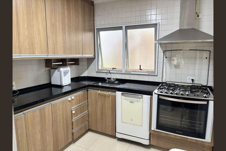 Cozinha de casa de condomínio à venda com 3 quartos, 187m² em Tamboré, Santana de Parnaíba