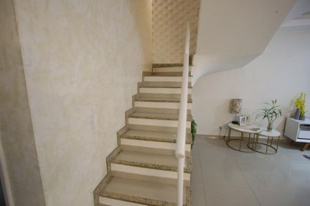 Casa à venda com 117m², 3 quartos e 2 vagasEscada