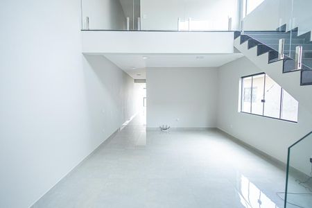 sala de casa para alugar com 4 quartos, 255m² em Heliópolis, Belo Horizonte