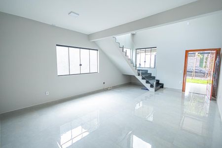 sala de casa para alugar com 4 quartos, 255m² em Heliópolis, Belo Horizonte
