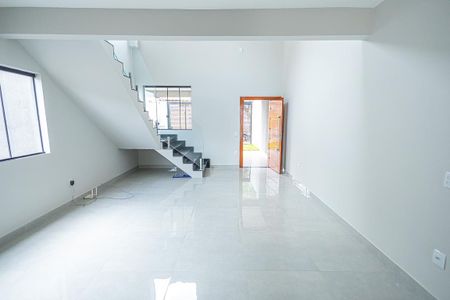 sala de casa para alugar com 4 quartos, 255m² em Heliópolis, Belo Horizonte