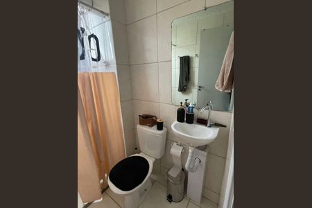 Banheiro de apartamento à venda com 2 quartos, 45m² em Chácara Contagem, Contagem