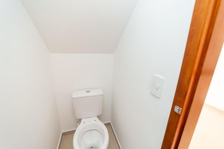 Lavabo de casa de condomínio para alugar com 2 quartos, 60m² em Vila Paranagua, São Paulo