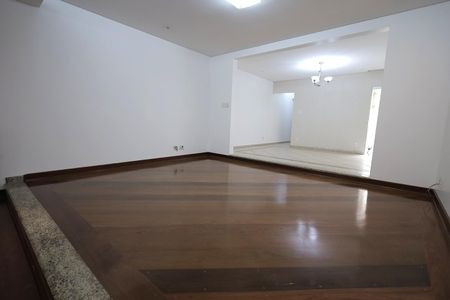 Casa à venda com 250m², 3 quartos e 3 vagasSala