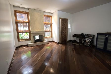 Casa à venda com 250m², 3 quartos e 3 vagasSala