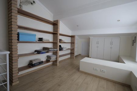 Casa à venda com 250m², 3 quartos e 3 vagasSótão