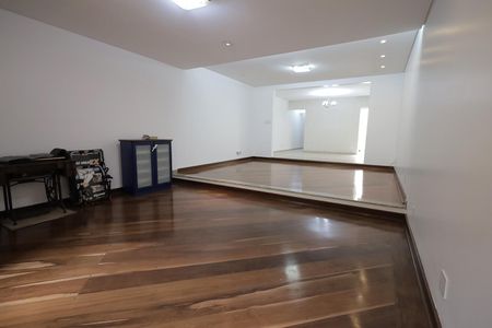 Casa à venda com 250m², 3 quartos e 3 vagasSala