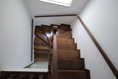 Casa à venda com 250m², 3 quartos e 3 vagasEscada