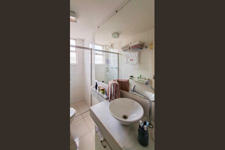 Banheiro de apartamento para alugar com 2 quartos, 50m² em Sagrada Família, Belo Horizonte