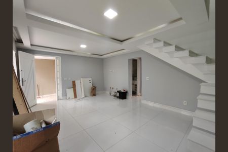 Sala de casa de condomínio para alugar com 5 quartos, 230m² em Recreio dos Bandeirantes, Rio de Janeiro