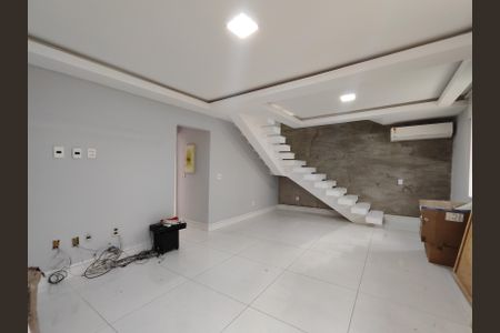 Sala de casa de condomínio para alugar com 5 quartos, 230m² em Recreio dos Bandeirantes, Rio de Janeiro