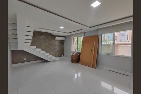Sala de casa de condomínio para alugar com 5 quartos, 230m² em Recreio dos Bandeirantes, Rio de Janeiro