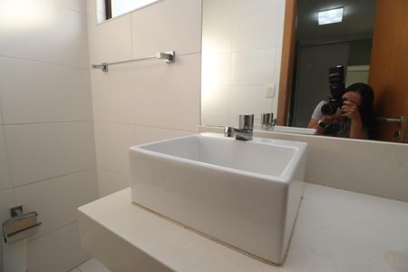 Banheiro da Suíte 1 de apartamento para alugar com 2 quartos, 74m² em Pituba, Salvador
