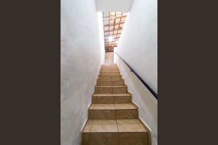 Casa à venda com 100m², 2 quartos e 2 vagasEscada