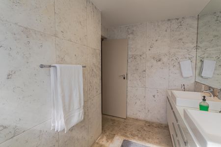 Apartamento à venda com 301m², 4 quartos e 3 vagasBanheiro da Suíte 1