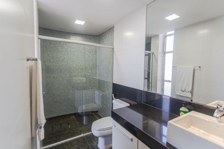 Apartamento à venda com 301m², 4 quartos e 3 vagasBanheiro da Suíte 2