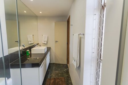 Apartamento à venda com 301m², 4 quartos e 3 vagasBanheiro da Suíte 2