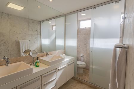 Apartamento à venda com 301m², 4 quartos e 3 vagasBanheiro da Suíte 1