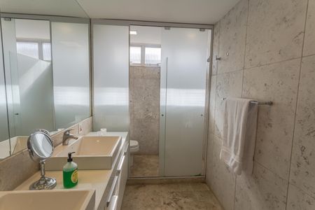Apartamento à venda com 301m², 4 quartos e 3 vagasBanheiro da Suíte 1