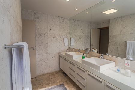 Apartamento à venda com 301m², 4 quartos e 3 vagasBanheiro da Suíte 1